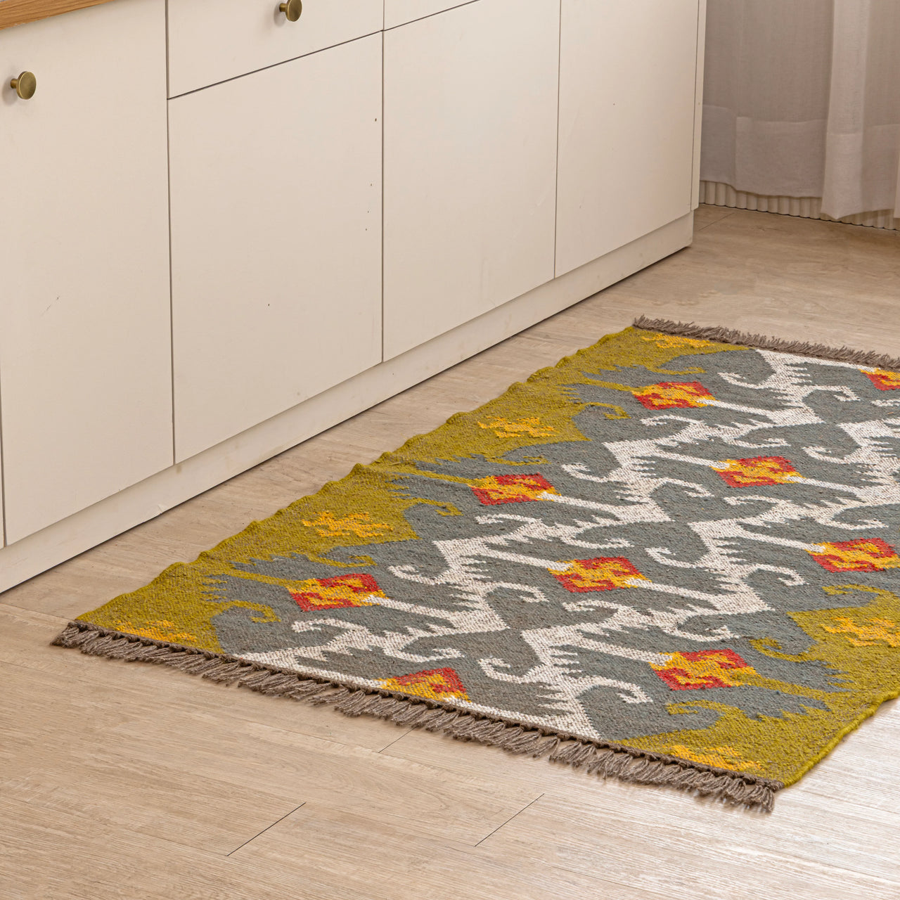 Handwoven Kilim Area Rug – Grey & Mustard Tribal Pattern, Jute & Wool Blend, Reversible Flatweave with Fringe Tassels